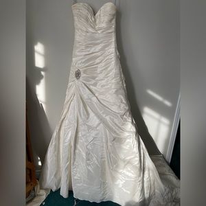 Six 6 Maggie Sottero Wedding Dress